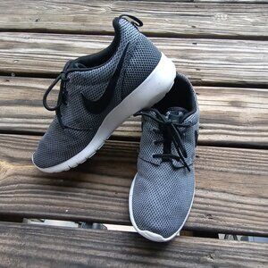 Nike Roshe One/Run GS (Grade School) in the "Cool Grey/Black-White" colorway